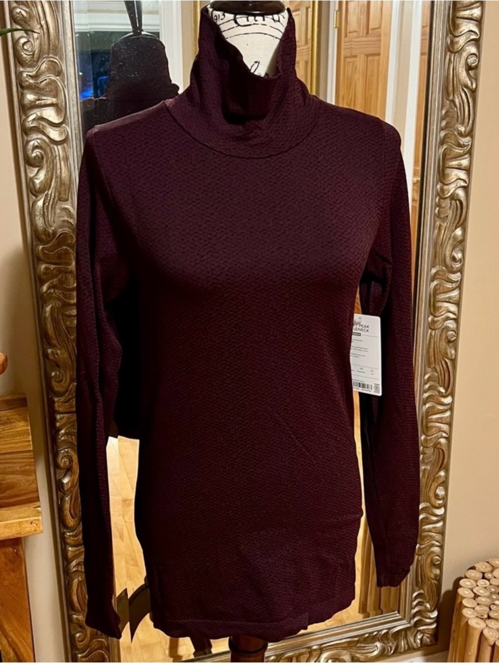 Athleta Flurry Peak Turtleneck
Color: Burgundy/Black Size Medium NWT